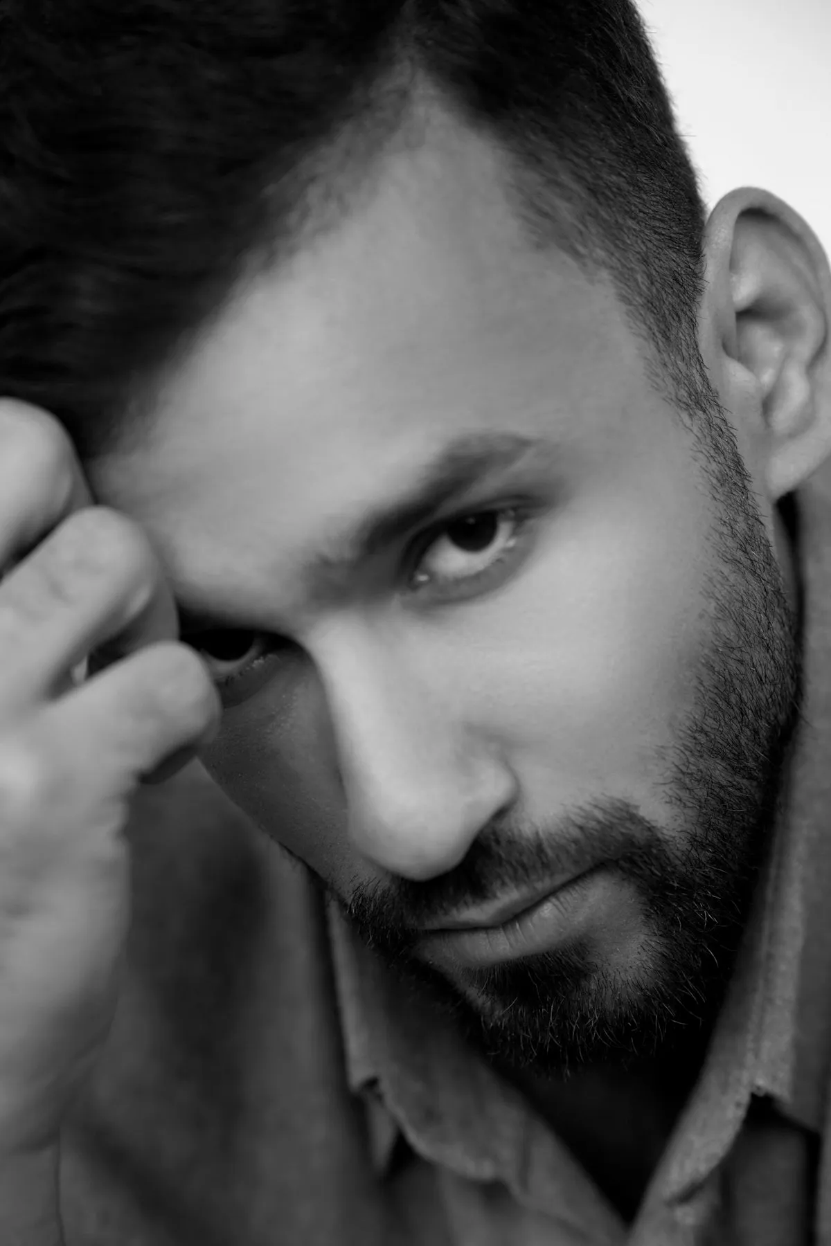 Retrato de book, gesto pensativo