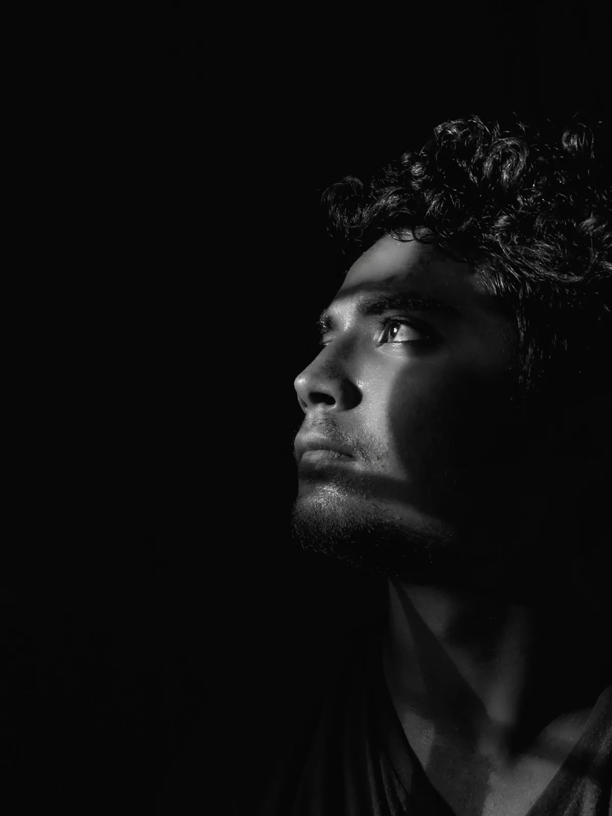 Retrato de personaje, perfil en sombra